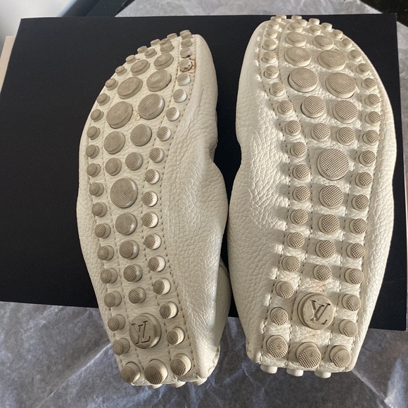 White leather Louis Vuitton moccasins with two gold tassels in the front. - Picture 7 of 12